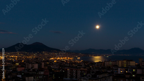 Napoli con Vesuvio fotografati di notte