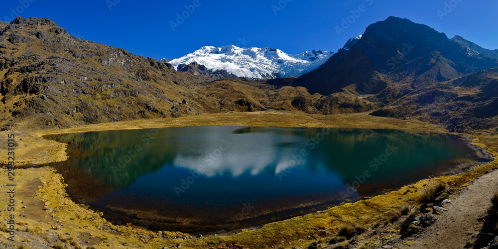 Obraz premium lagoon carhuacocha, coming from the melting of the snowy Huaytapallana