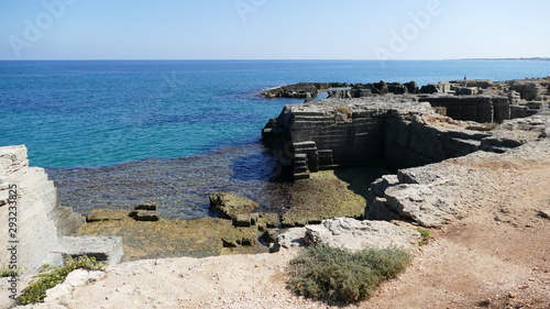 Monopoli, località balneare Capitolo, spiaggia libera d Torre Cintola. Insenature incastonate nella roccia calcarea