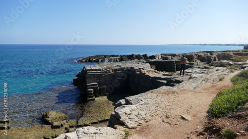 Monopoli, località balneare Capitolo, spiaggia libera d Torre Cintola. Insenature incastonate nella roccia calcarea