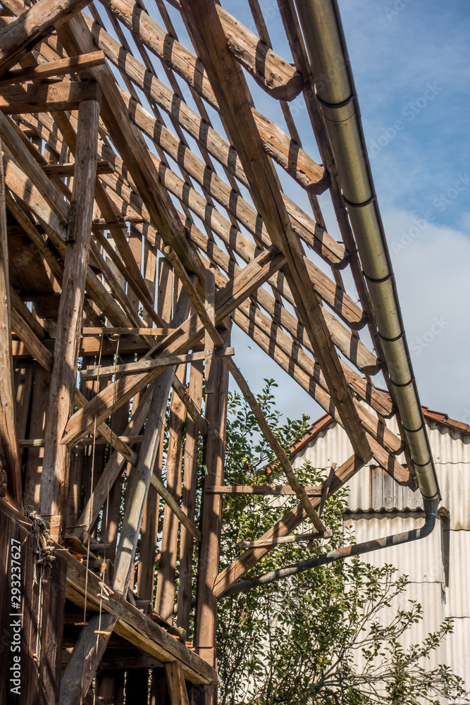 Fototapeta premium Dachstuhl eines Abriss Gebäudes