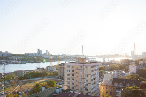 Foto Vladivostok city in suset. Buildings, bridge, sea