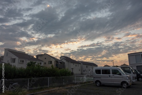 トワイライトタイムの日本の住宅街 © あおい