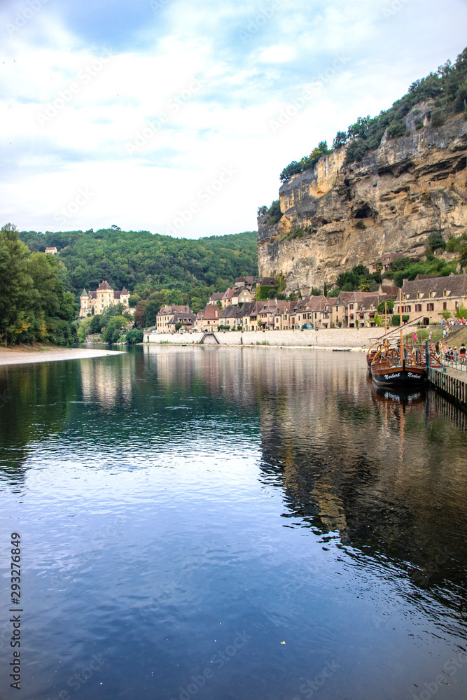  The picturesque village of La Roque Gageac reflecting in Dordogne river