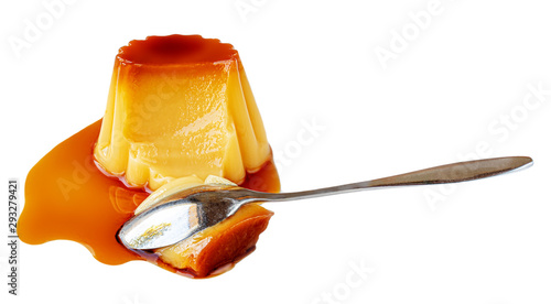 Photo Cream  caramel, flan, or caramel pudding with sweet syrup isolated on white background