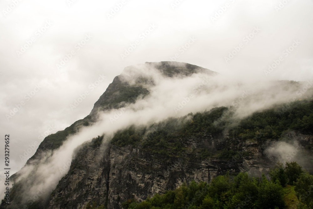 Berg mit Nebelschwaden