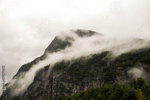 Berg mit Nebelschwaden