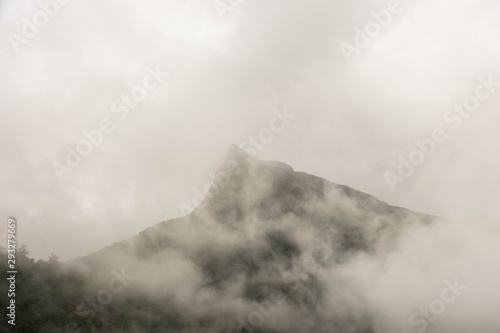 Bergspitze im Nebel