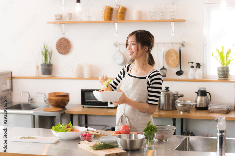 サラダを取り分ける女性