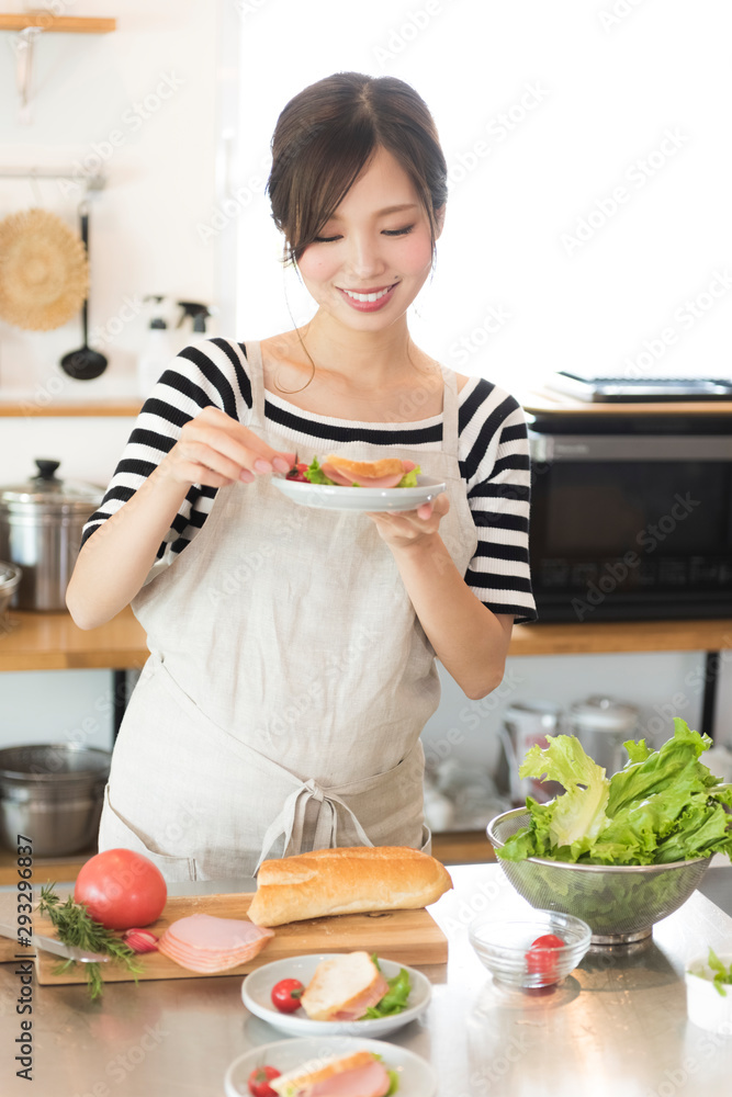 キッチンで料理を作る女性 キッチンで料理を作る女性