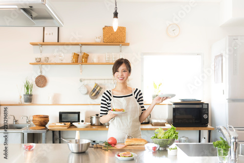 キッチンで料理を作る女性