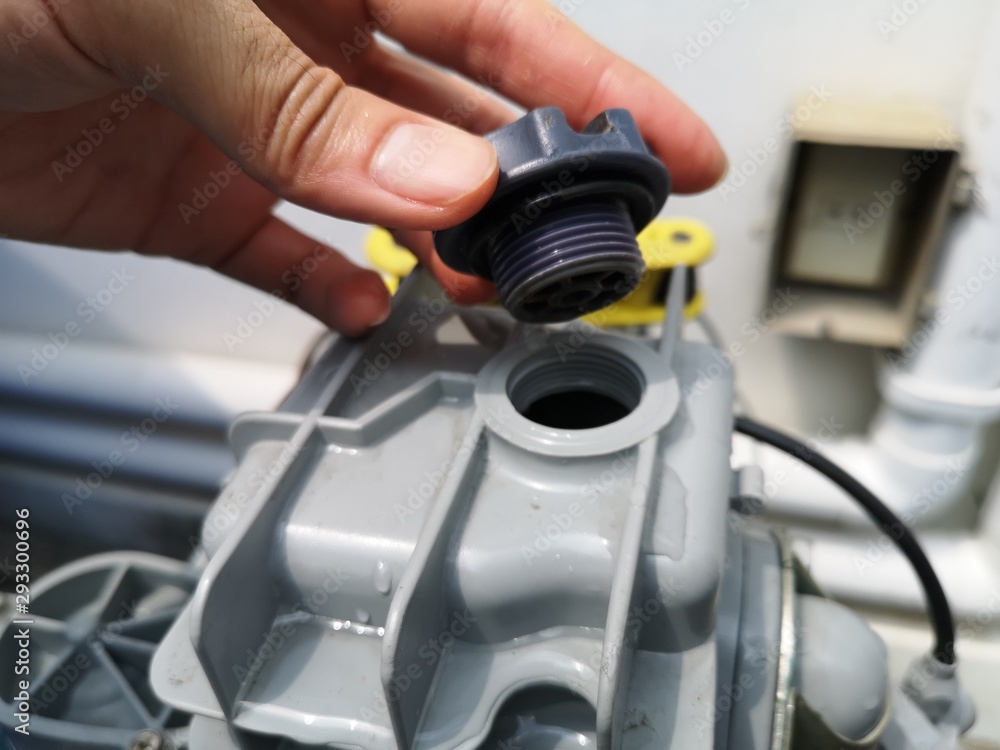 Hand open the cover of the water pump. Hand open the cover of the water pump.