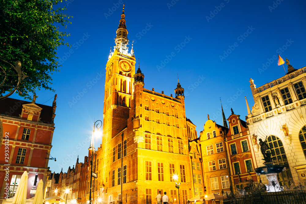 Fototapeta premium Town Hall and Neptune's Fountain at Dlugi Targ (Long Market) street at night in Gdansk, Poland