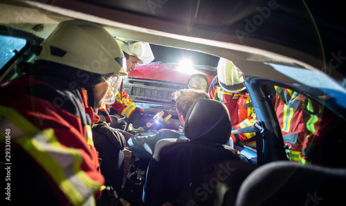 Verkehrsunfall mit verletzter Person, Feuerwehr Angriffstrupp schafft Zugang photo