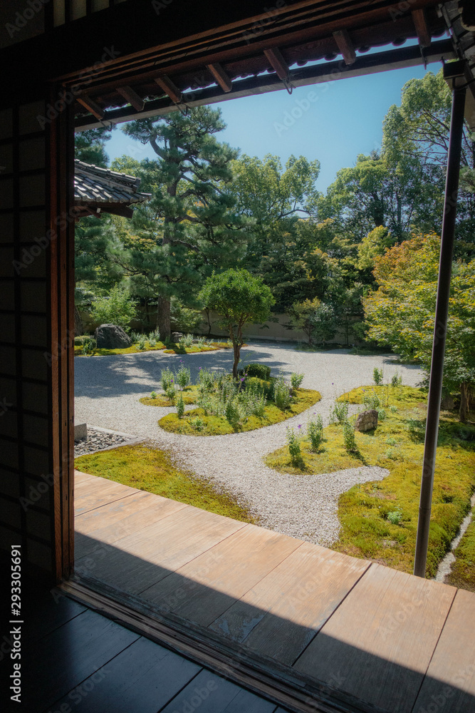京都、廬山寺にある源氏庭園の風景と桔梗の花