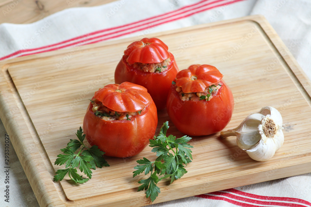 Tomates farcies crues, prêtes à cuire, fait maison, farce ail et persil Tomates farcies crues, prêtes à cuire, fait maison, farce ail et persil