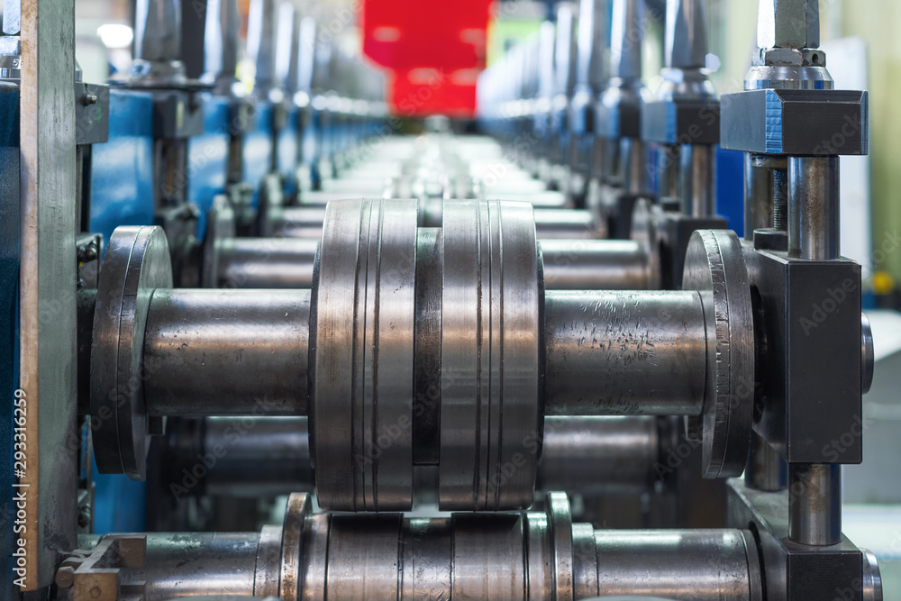 Modern machine for the manufacture of metal profiles. Modern machine for the manufacture of metal profiles.