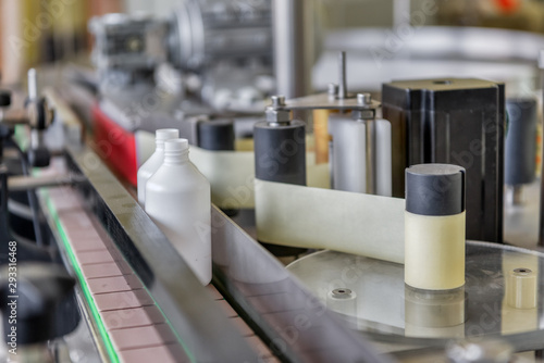Foto Automatic line for filling and labeling drugs.