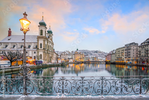 Obraz na plátně Historic city center of downtown Lucerne with  Chapel Bridge and lake Lucerne in