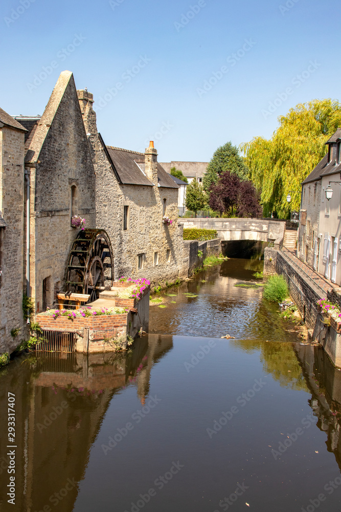 Bayeux. La rivière Aure en centre-ville. Calvados. Normandie