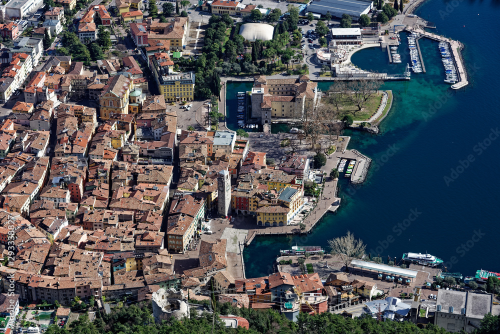 Tiefblick auf die Alstadt von Riva del Garda