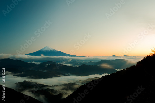 雲海に浮かぶ霊峰富士〜５