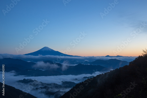 雲海に浮かぶ霊峰富士〜６ © Gotton