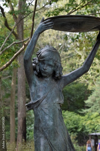 Statue in the park © MRoseboom