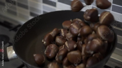 Le caldarroste sono meno digeribili delle castagne bollite o crude, a causa del tipo di cottura, che produce alterazioni dei glucidi e delle proteine photo