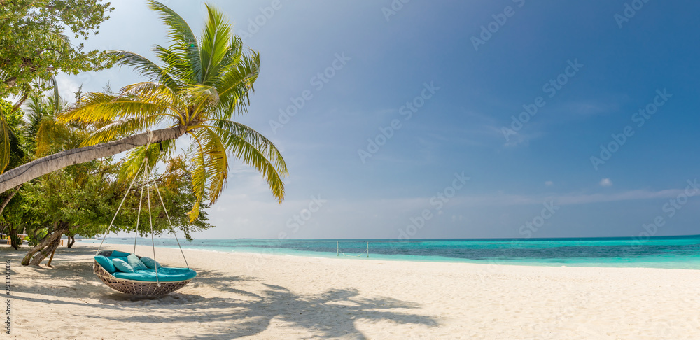 Fototapeta Panorama tropikalnej plaży jako letni krajobraz z huśtawką lub hamakiem i białym piaskiem i spokojnym morzem na transparent plaży. Idealna koncepcja na wakacje i wakacje na plaży. Popraw proces koloru