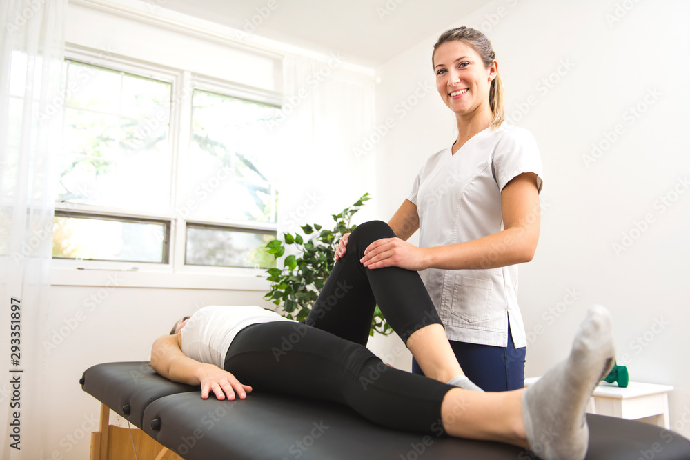 Obraz premium A Modern rehabilitation physiotherapist at work with client. working on knee