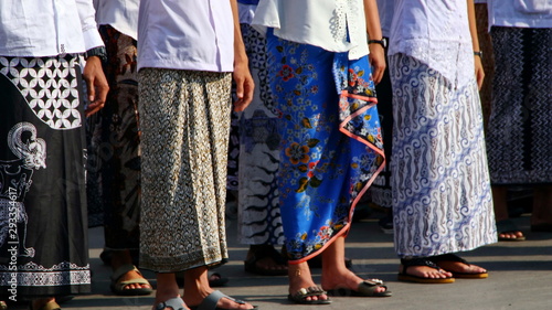 Various motifs of batik sarongs, which are being hit by a group of men and women