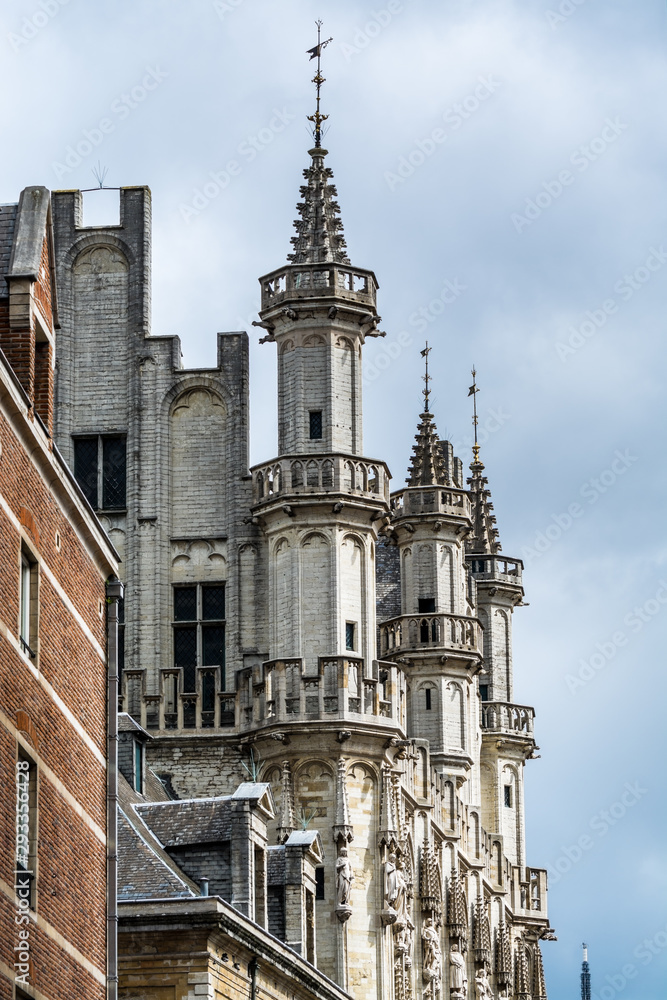Obraz premium Gothic architecture with rooftops details at the City hall of Brussels, Grand square in downtown of Brussels, Belgium.