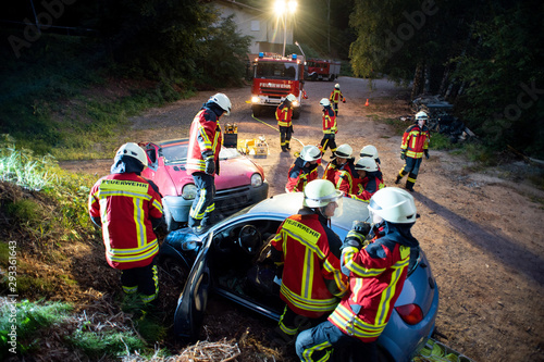 Hilfeleistung bei Verkehrsunfall, Feuerwehr übt den Ernstfall , eingeklemmte Person in Fahrzeug