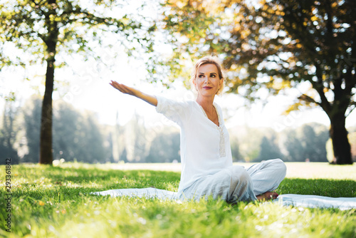 Fotografie Frau macht Meditationsübungen im Park