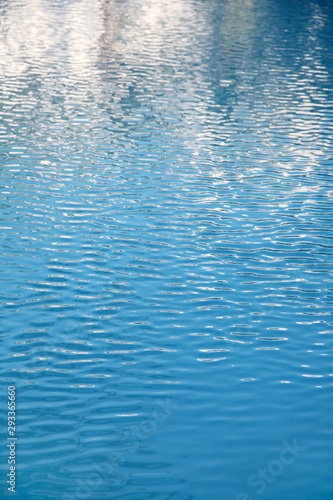blaue Wasseroberfläsche mit kleinen Wellen