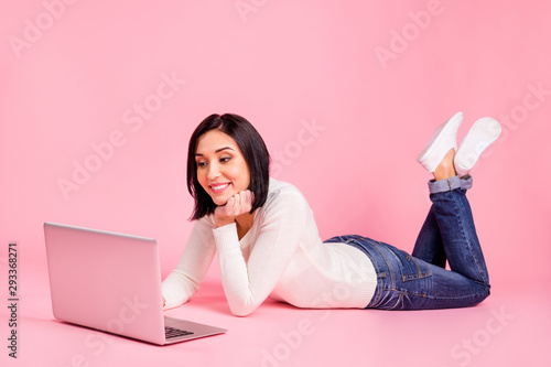Foto Full body photo of charming lady lying floor speaking skype with relatives wear