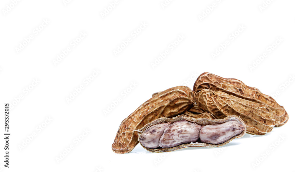 Obraz premium Boiled peanuts isolated on white background