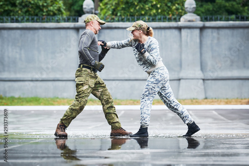 Billede på lærred hand to hand combat between military instructor with female trainee