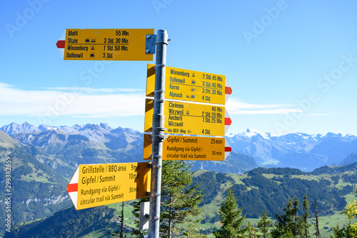 Wanderwegweiser auf dem Stanserhorn, Stans, Nidwalden, Schweiz