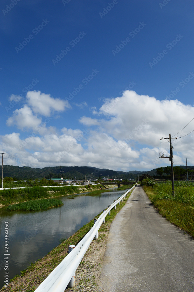 沖縄の田舎の川沿いの道と橋