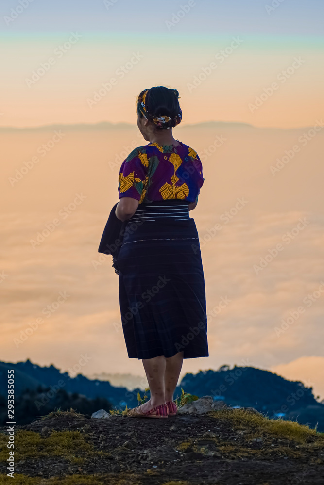 mujer parada con traje típico de concepción chiquirichapa ...