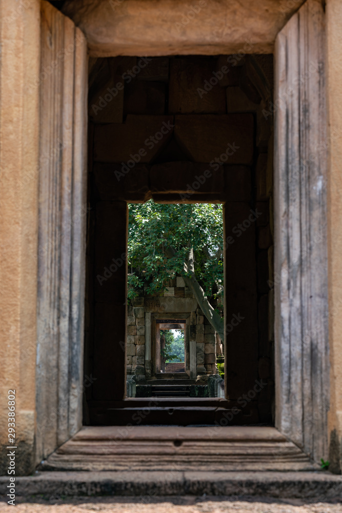 The gate of Sdok Kok Thom temple