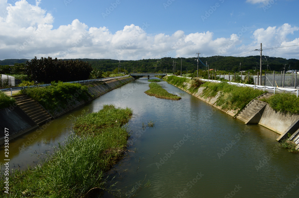 沖縄の田舎の川と橋