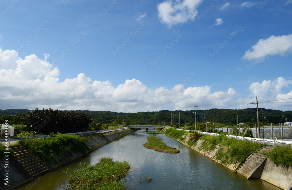 沖縄の田舎の川と橋