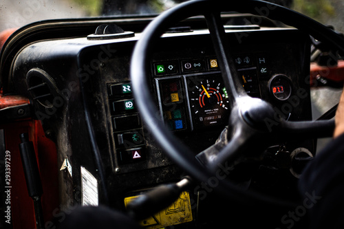 tractor cockpit wheel technic © Jil