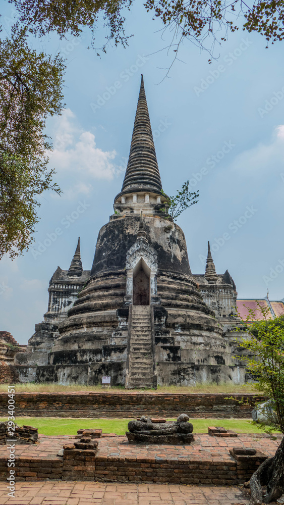 Fototapeta premium Walking through the ruins city in Thailand