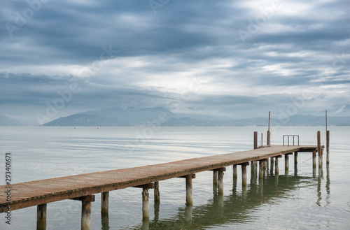 Bootssteg bei dramatischem st  rmigen Wetter mit dunklen Wolken