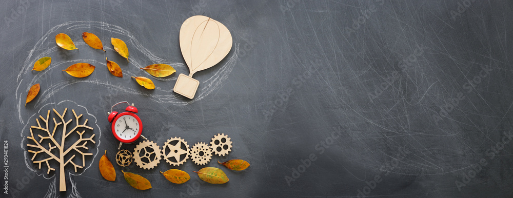 Fototapeta Koncepcja edukacji, transparent rocznika balonu na tablicy z jesiennymi liśćmi
