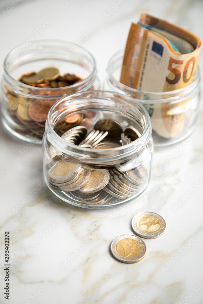 3 Gläser Konten mit Euro Scheinen, 2€ Münzen und Wechselgeld zum haushalten und sparen 3 Gläser Konten mit Euro Scheinen, 2€ Münzen und Wechselgeld zum haushalten und sparen